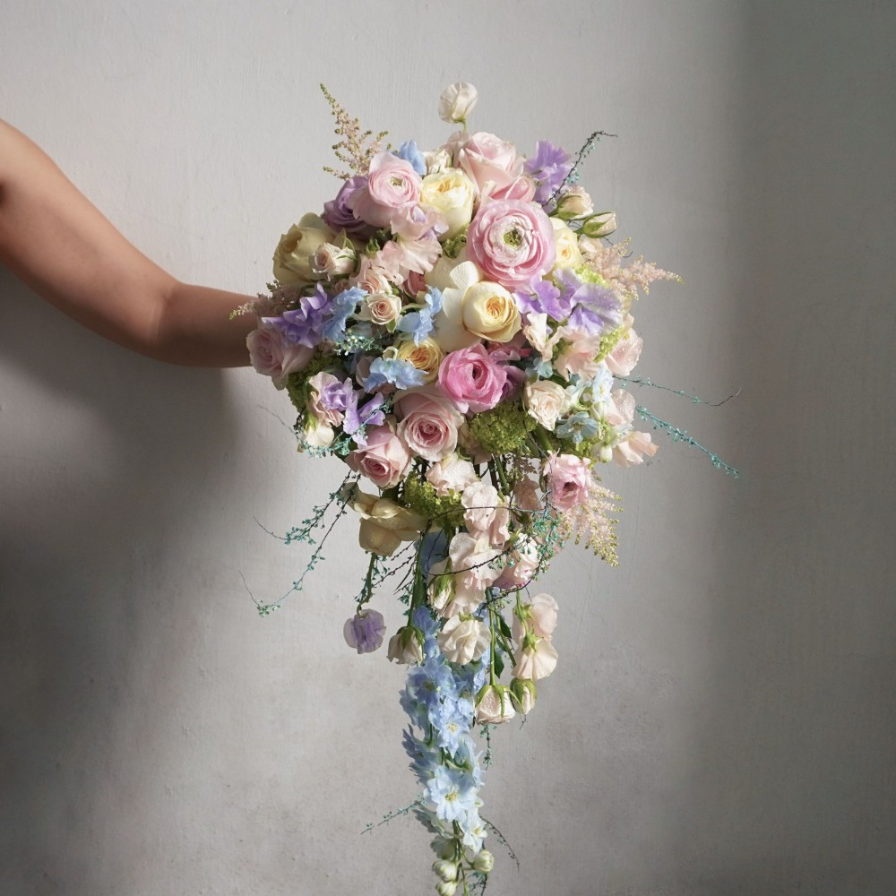 the-beauty-of-cascading-bouquets-drama-and-elegance-in-floral-design3